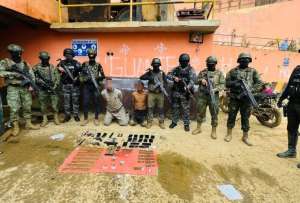 En un operativo en Camilo Ponce Enríquez, militares y policías se enfrentaron con supuestos miembros  de Los Lobos que protegían territorios con minería ilegal. 