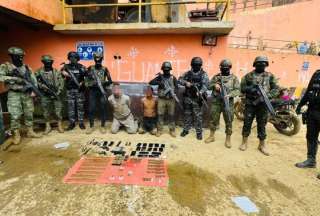 En un operativo en Camilo Ponce Enríquez, militares y policías se enfrentaron con supuestos miembros  de Los Lobos que protegían territorios con minería ilegal. 