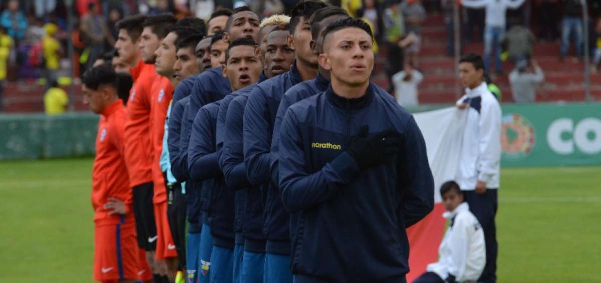 Joao Rojas (al frente) volver&aacute; a ser titular en el partido del jueves ante Paraguay, en Riobamba.