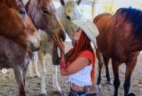 Elena Larrea dedica su vida a cuidar caballos rescatados