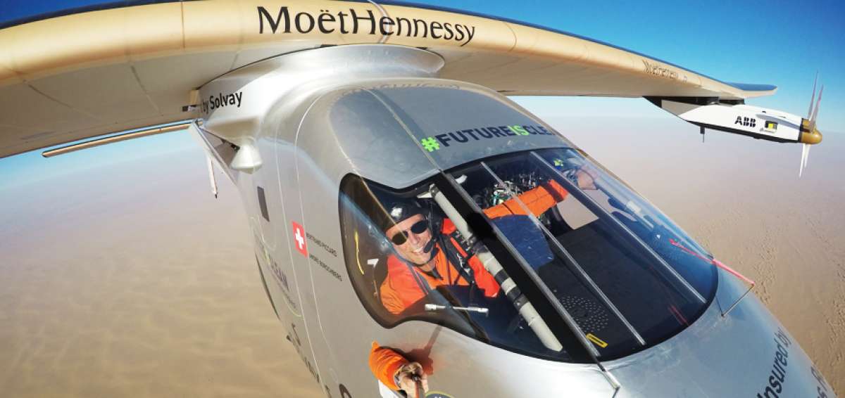 El piloto suizo Bertrand Piccard se toma una &lsquo;selfie&rsquo; en el &uacute;ltimo trayecto del avi&oacute;n solar (El Cairo-Abu Dabi).