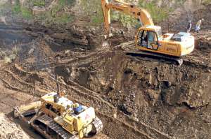Maquinaria pesada respalda la labor de 16 ingenieros y de operadores de tractores en el sector de los da&ntilde;os, en el hist&oacute;rico Camino Real. Foto: Jos&eacute; Miguel Castillo/El Tel&eacute;grafo