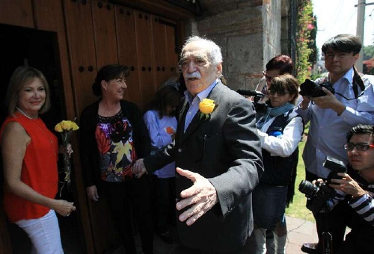  El escritor colombiano Gabriel Garc&iacute;a M&aacute;rquez saluda sonriente a un grupo de periodistas, afuera de su residencia en Ciudad de M&eacute;xico (M&eacute;xico). 