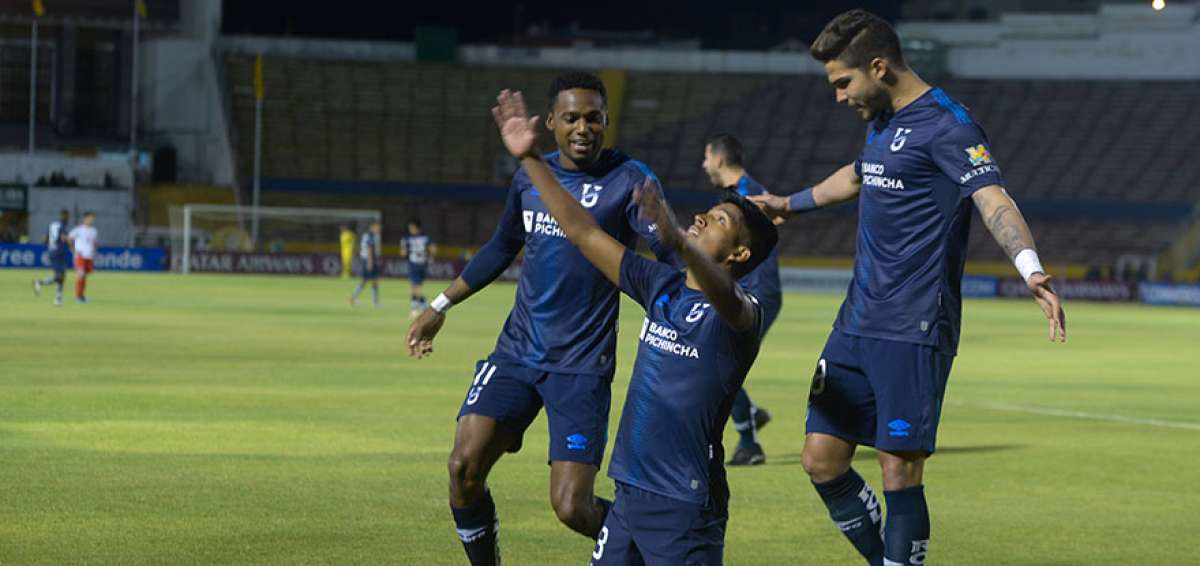 El delantero argentino Bruno Vides (c) es una de las principales cartas de gol de Cat&oacute;lica, de cara al duelo de hoy ante Independiente del Valle.