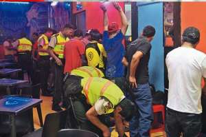 Los comisarios  junto a los polic&iacute;as frecuentemente inspeccionan los bares y cantinas, as&iacute;  como requisan a los varones. Foto: CARINA ACOSTA |  El Tel&eacute;grafo