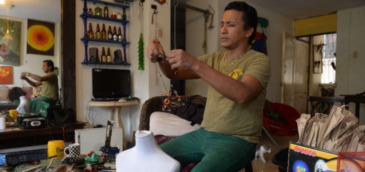 Juan Carlos Zambrano usa su casa como taller para sus creaciones. En sus paredes hay decoraciones con desechos, como la repisa dise&ntilde;ada con botellas de vidrio. 