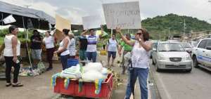 Los manifestantes caminaron con los vendedores no regulados y pidieron de favor que dejen de comercializar en las veredas. 