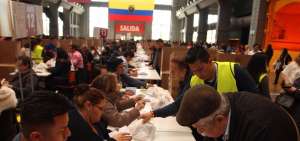Ecuatorianos radicados en el exterior acuden a los recintos de sufragio.