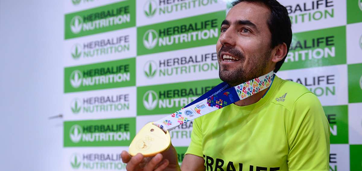 Byron Piedra exhibe la medalla de oro que conquist&oacute; en los Juegos Suramericanos de 2018, el 5 de este mes.