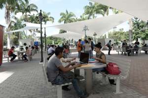 Desde su intervenci&oacute;n, la U. de Guayaquil ha tenido cambios como la construcci&oacute;n de la plazoleta con WiFi. Foto: Archivo / El Tel&eacute;grafo