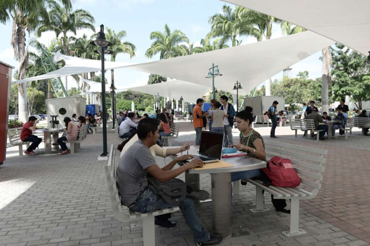Desde su intervenci&oacute;n, la U. de Guayaquil ha tenido cambios como la construcci&oacute;n de la plazoleta con WiFi. Foto: Archivo / El Tel&eacute;grafo