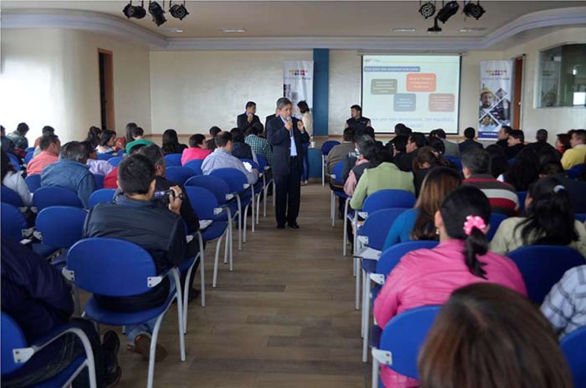 Primer di&aacute;logo de la equidad se realiz&oacute; en Tulc&aacute;n con ministro del trabajo