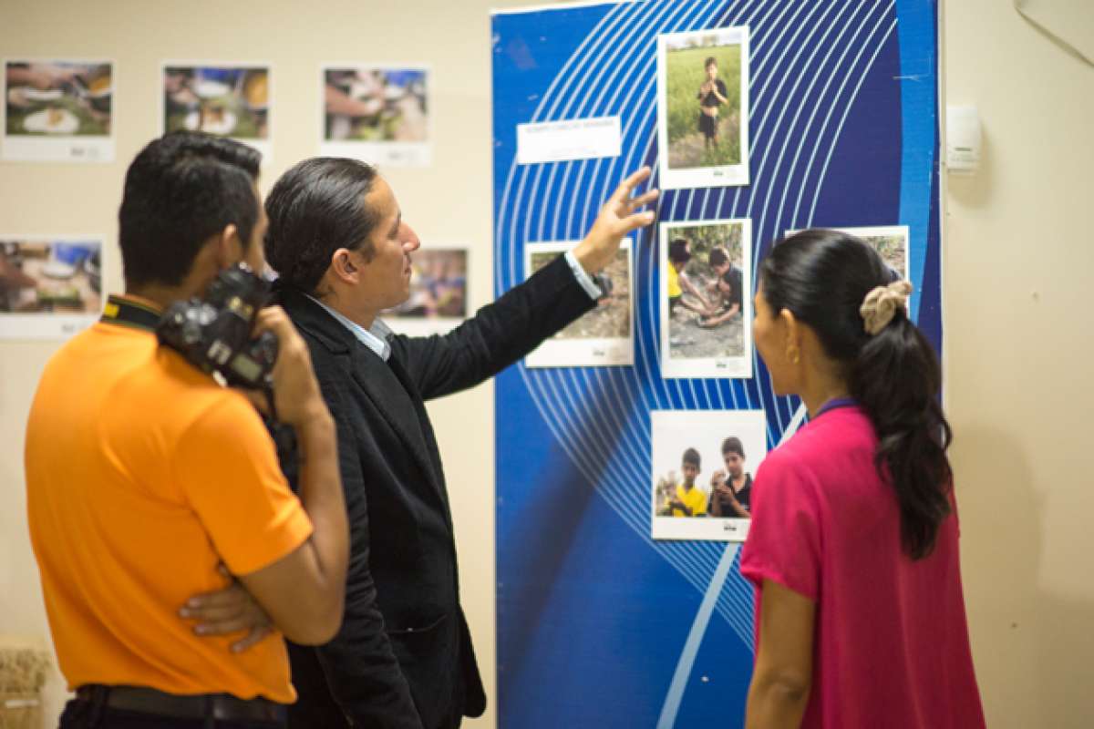 La exposici&oacute;n de Santos (c), que empez&oacute; a fines del mes pasado, estar&aacute; en el museo de la Uleam hasta la pr&oacute;xima semana. Foto: Sebasti&aacute;n Hern&aacute;ndez / El Tel&eacute;grafo