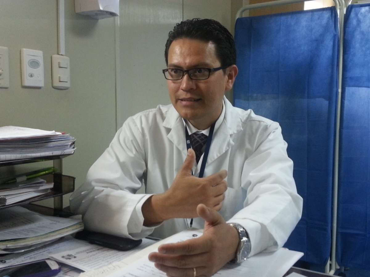 El coloproct&oacute;logo Javier Requena realiza el procedimiento desde el a&ntilde;o pasado. Foto: Cortes&iacute;a