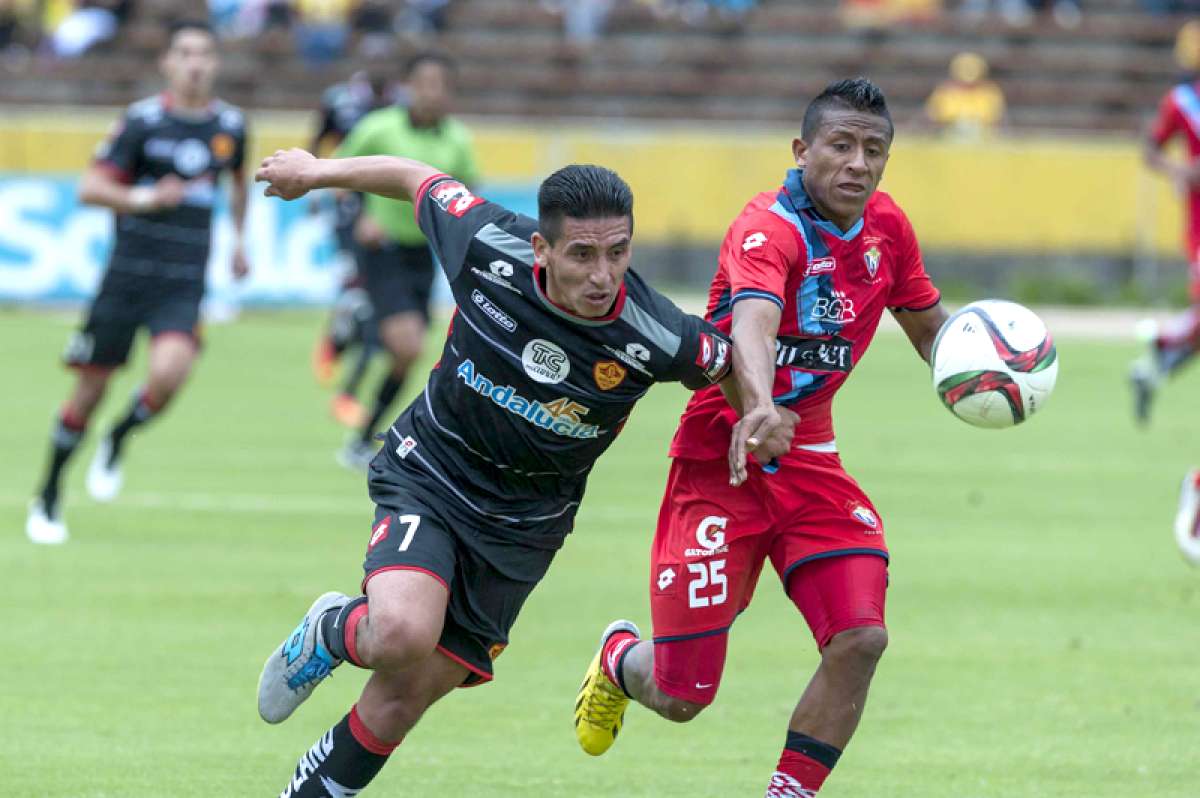 El delantero de Aucas, Juan Carlos Villacr&eacute;s (izq.), disputa el bal&oacute;n con Marco Mosquera, de El Nacional. Fotos: Miguel Jim&eacute;nez / El Tel&eacute;grafo