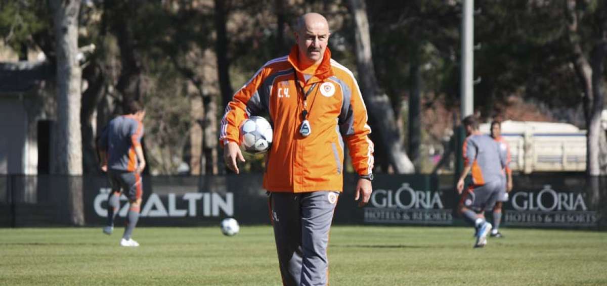 Stanislav Cherchesov, director t&eacute;cnico de la selecci&oacute;n rusa, durante una de las &uacute;ltimas pr&aacute;cticas de la selecci&oacute;n.  