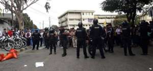 La Universidad de Guayaquil fue escenario de incidentes por la disputa del rectorado.