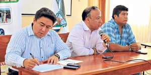 Los funcionarios de la ANT, Ministerio de Transporte y Obras P&uacute;blicas socializaron el plan con los isle&ntilde;os.. Foto: Cortes&iacute;a.