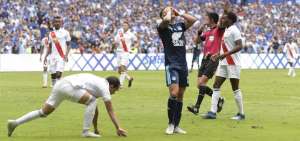 El jugador Joao Rojas (c), de Emelec, se lamenta una ocasi&oacute;n fallida ante la presencia de &Eacute;dison Vega, de Liga de Quito, durante el partido de este domingo 2 de diciembre.