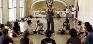 El artista ecuatoriano Clavillazo durante un taller sobre t&eacute;cnicas del circo en las instalaciones del Teatro Nacional de San Salvador (El Salvador).