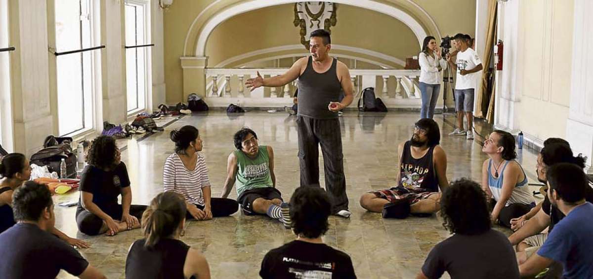 El artista ecuatoriano Clavillazo durante un taller sobre t&eacute;cnicas del circo en las instalaciones del Teatro Nacional de San Salvador (El Salvador).