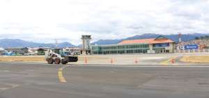 En agosto y septiembre del a&ntilde;o anterior se repar&oacute; la pista del aeropuerto cuencano. Las obras duraron un mes.