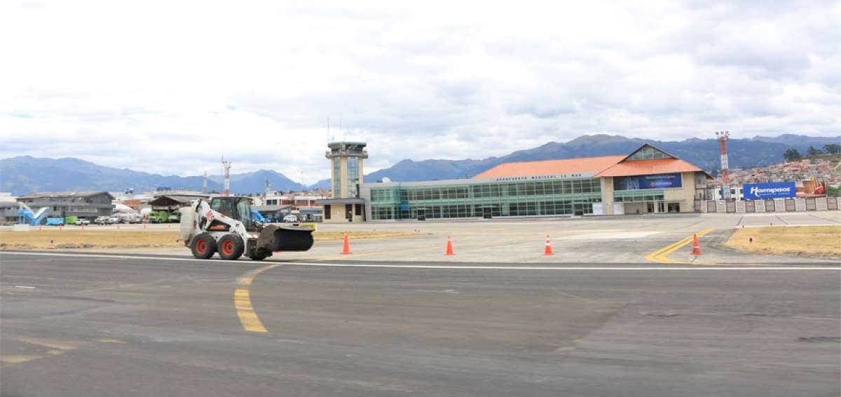 En agosto y septiembre del a&ntilde;o anterior se repar&oacute; la pista del aeropuerto cuencano. Las obras duraron un mes.