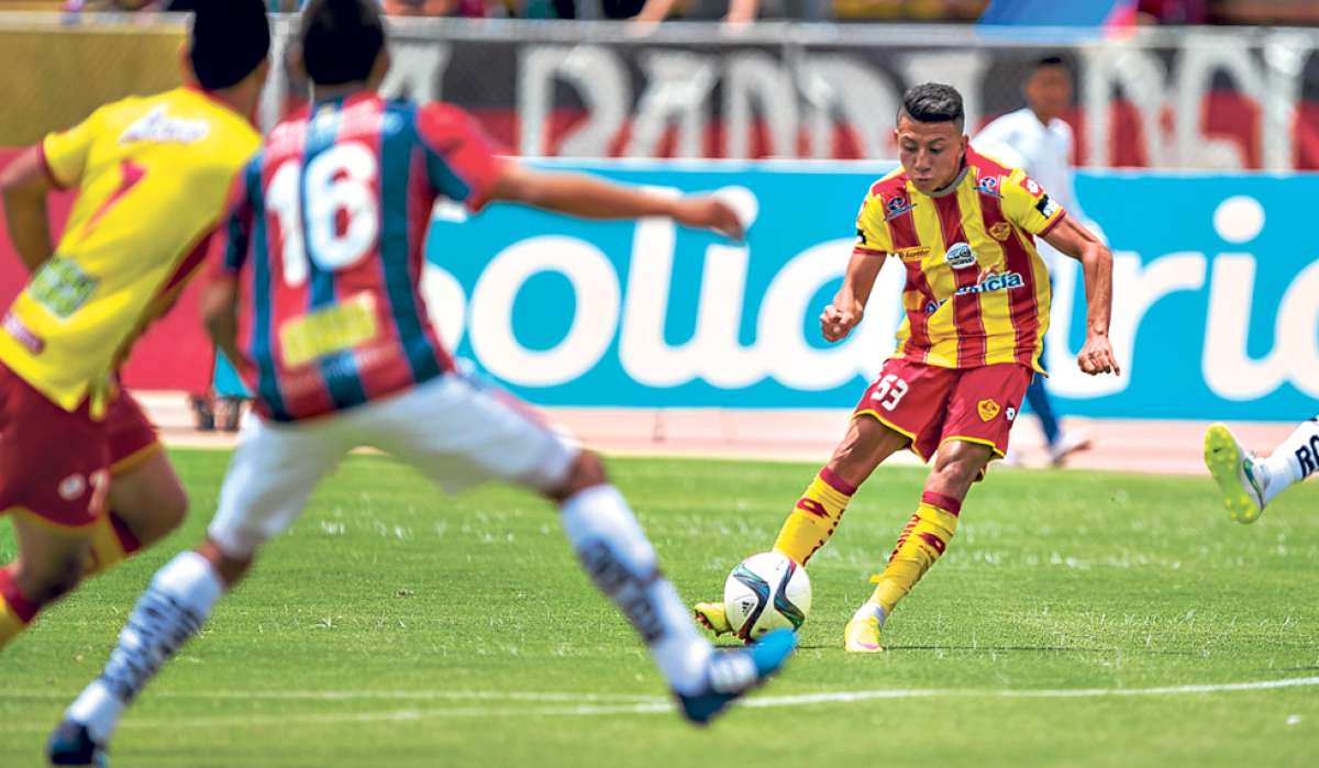 Joao Rojas (d), quien tambi&eacute;n jug&oacute; en la Liga Barrial San Juan, es un volante vivaz que lleg&oacute; al Aucas este a&ntilde;o con la meta de estar en el primer equipo. Foto: Marco Salgado / El Tel&eacute;grafo