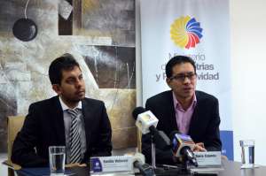 La firma del convenio cont&oacute; ayer con la presencia del Ministro de Industrias y Productividad y el gerente general de la empresa PelletEcuador. Foto: Cortes&iacute;a