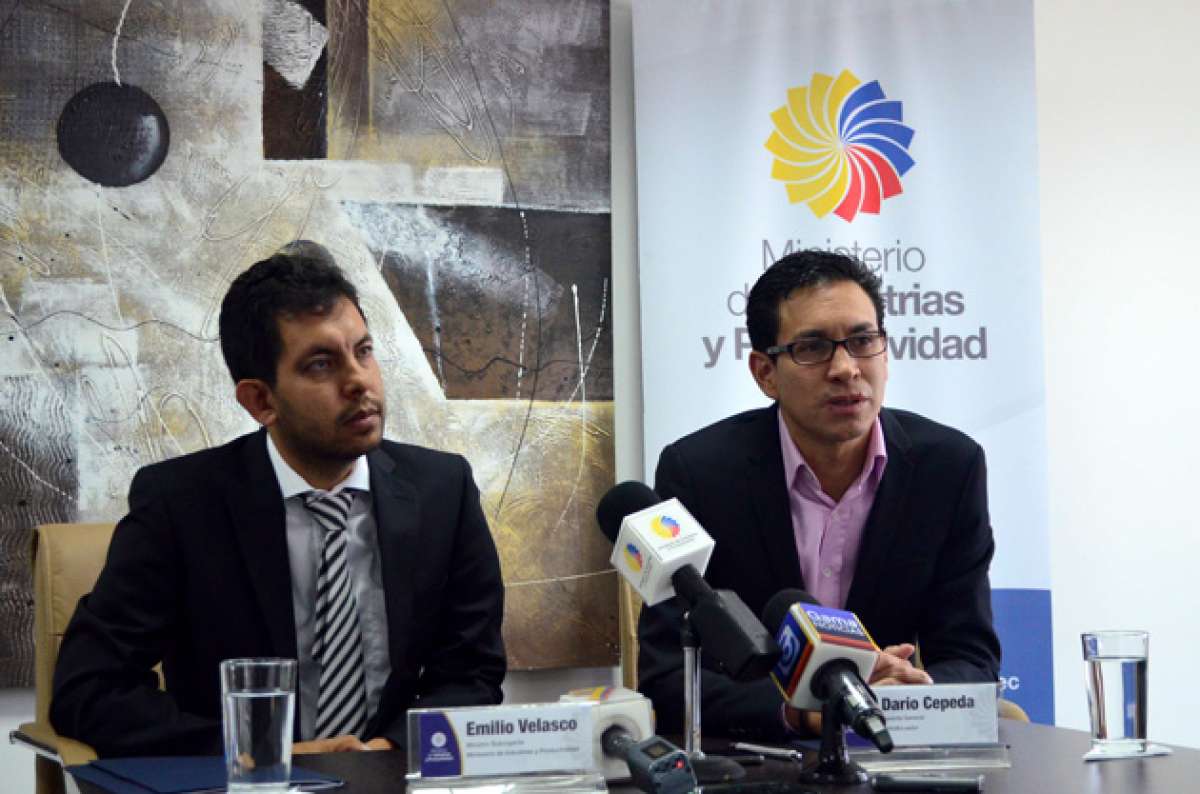 La firma del convenio cont&oacute; ayer con la presencia del Ministro de Industrias y Productividad y el gerente general de la empresa PelletEcuador. Foto: Cortes&iacute;a