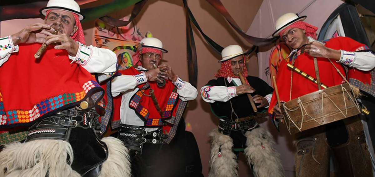 En Ca&ntilde;ar, de acuerdo con la tradici&oacute;n oral, hay la creencia de  que los huayrapungos tienen un origen mitimae.