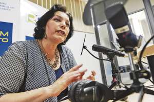 Sandra Mart&iacute;nez lleva casi toda su vida detr&aacute;s del micr&oacute;fono. Su meta es que la radio sirva para enriquecer el bagaje cultural de la gente. Foto: &Aacute;lvaro P&eacute;rez