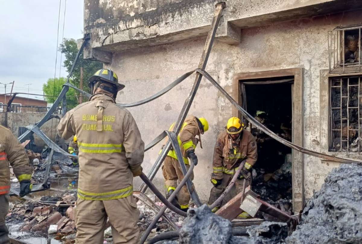 Voraz incendio consumió una bodega y cobró la vida de una persona