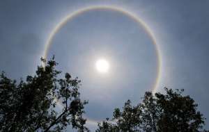 El fen&oacute;meno ocurre cuando los rayos del Sol atraviesan primero las nubes m&aacute;s altas, descomponiendo la luz y formando el arco&iacute;ris. Foto: AFP
