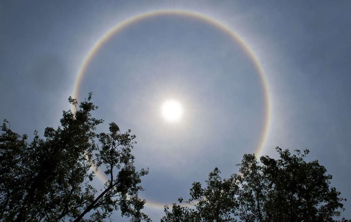 El fen&oacute;meno ocurre cuando los rayos del Sol atraviesan primero las nubes m&aacute;s altas, descomponiendo la luz y formando el arco&iacute;ris. Foto: AFP