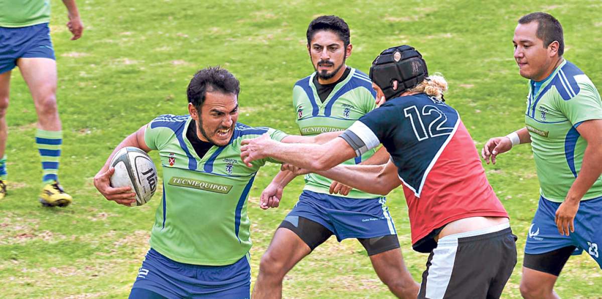 El capit&aacute;n de J&iacute;baros, Heccer Benavides (izq.), intenta eludir la marcaci&oacute;n de Stefan Barsanti, de N&oacute;madas. Foto: Santiago Aguirre.