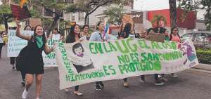 Mujeres piden un alto al acoso y los femicidios