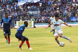 Emelec, ganador de la primera etapa, no pudo desarrollar su juego vistoso durante su visita ayer a Olmedo, en el estadio Ol&iacute;mpico de Riobamba. Foto: API