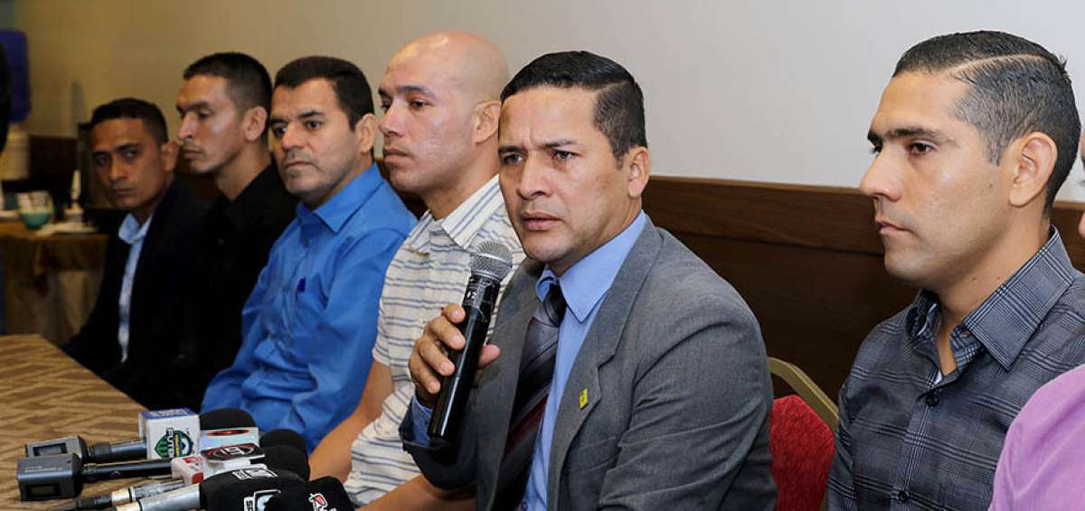 Luis Muentes (d), presidente de la Asociaci&oacute;n de &Aacute;rbitros de Ecuador, durante una rueda de prensa junto a otros colegiados, en diciembre pasado.