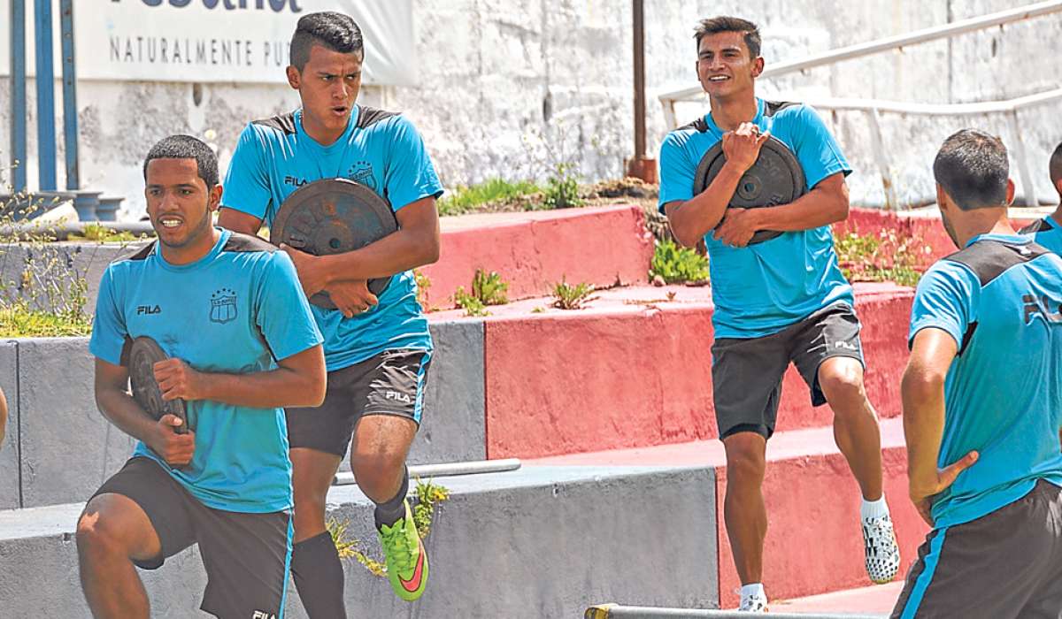 La plantilla de Deportivo Quito viajar&aacute; a Guayaquil por v&iacute;a terrestre, por segunda ocasi&oacute;n, para jugar el s&aacute;bado contra River Ecuador. Foto: Archivo / El Tel&eacute;grafo