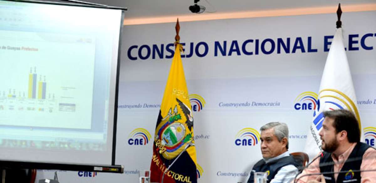 El presidente del CNE, Domingo Paredes (izq.), y el vicepresidente, Pa&uacute;l Salazar, dieron a conocer ayer resultados, hasta la fecha, en las 24 provincias. Foto: &Aacute;lvaro P&eacute;rez |  El Tel&eacute;grafo