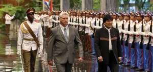 El presidente de Bolivia visita a su hom&oacute;logo cubano, Miguel D&iacute;az-Canel, en La Habana. Morales sostuvo en el pa&iacute;s que abogar&aacute; por el entendimiento.