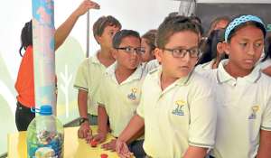 El tiempo que tardan en descomponerse las pilas es parte de una las &aacute;reas de aprendizaje del aula virtual. Los visitantes deben responder en un juego. Foto: Jos&eacute; Mor&aacute;n / El Tel&eacute;grafo