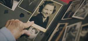 Fotograma de la primera parte del rodaje del filme Estrella Gloriosa, en el cual el personaje real (Lili Koppl) muestra un &aacute;lbum familiar.