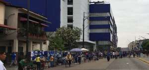 Aficionados 'azules' copan las afueras del Capwell
