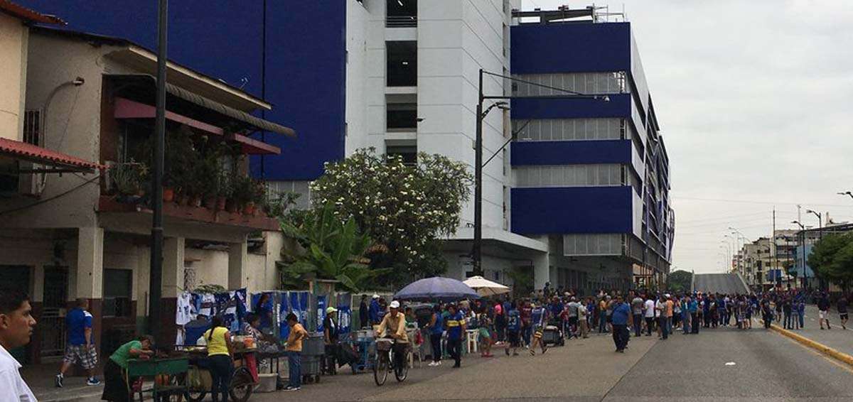 Aficionados 'azules' copan las afueras del Capwell