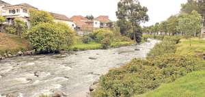 Los controles se realizan en el r&iacute;o Tomebamba, uno de los afluentes del Paute, que atraviesa la ciudad de Cuenca. En los a&ntilde;os cincuenta se realizaba la &lsquo;gran pesca&rsquo; por la cantidad de trucha que hab&iacute;a en el r&iacute;o. Foto: Jos&eacute; Luis Llivisaca / El Tel&eacute;grafo