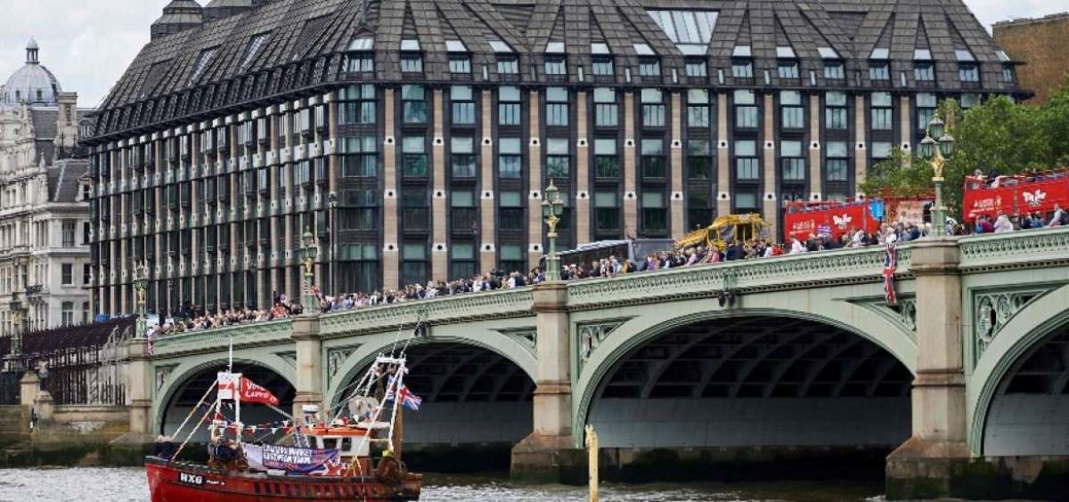 Barcos de pesca navegaron por el r&iacute;o T&aacute;mesis, en Londres, en una protesta contra las cuotas pesqueras fijadas por  la Uni&oacute;n Europea y en favor de la campa&ntilde;a de Gran Breta&ntilde;a para abandonar el bloque.