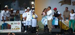 El esmeralde&ntilde;o de origen manabita, Roger Moreira, es el campe&oacute;n mundial del encebollado, al imponerse con su saz&oacute;n a los platos que prepararon colegas de 18 provincias. El Presidente le entreg&oacute; los premios. Foto: Rodolfo P&aacute;rraga