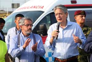 El presidente Guillermo Lasso (der.) inspeccionó el avance de la obra en Machala junto a José Ruales, ministro de Salud.